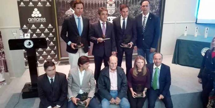 Los premiados con los trofeos taurinos 'Juan Belmonte 2016'.