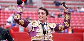 Rafa Serna, con la oreja ganada hoy en la Monumental Plaza México.