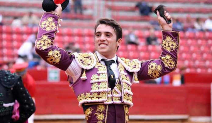 Rafa Serna, con la oreja ganada hoy en la Monumental Plaza México.