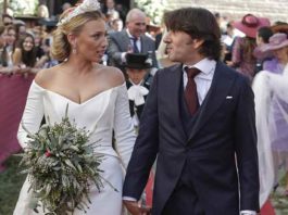 Paseíllo nupcial de Ventura Diego Ventura y su esposa Rocío, recién casados, hoy a la salida de la Iglesia en la Puebla del Río.