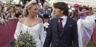 Diego Ventura y su esposa Rocío, recién casados, hoy a la salida de la Iglesia en la Puebla del Río.