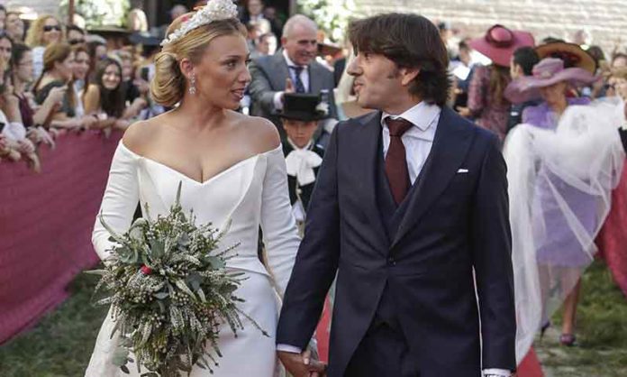 Diego Ventura y su esposa Rocío, recién casados, hoy a la salida de la Iglesia en la Puebla del Río.