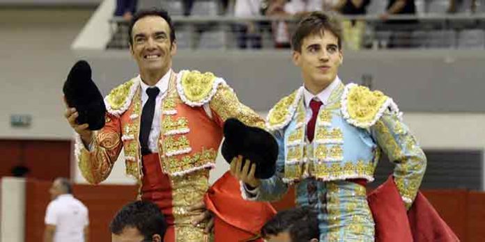 El Cid y Gonzalo Caballero, a hombros en Las Rozas hoy. (FOTO: Lances de Futuro)