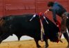 Estocada de Diego Ventura a su segundo toro en la corrida de rejones de ayer domingo en Zafra. (FOTO: Gallardo / Badajoz Taurina)