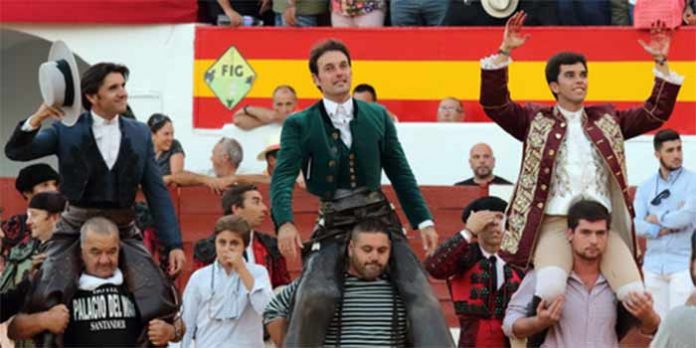 Diego Ventura, a hombros en Zafra junto a Andy Cartagena y Joao Moura. (FOTO: Gallardo / Badajoz Taurina)