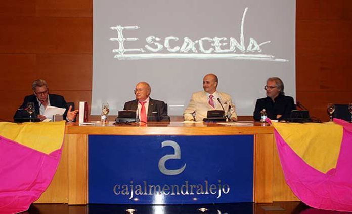 El pintor taurino sevillano Pedro Escacena asistió al acto. (FOTO: Alfonso Plano)