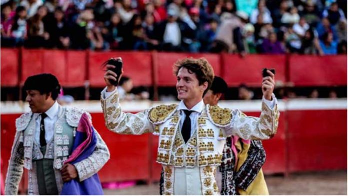 Lama de Góngora, triunfante con las orejas en Panauya.