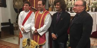 Morante de la Puebla, en la entrega del vestido a la Hermandad del Baratillo de Sevilla.