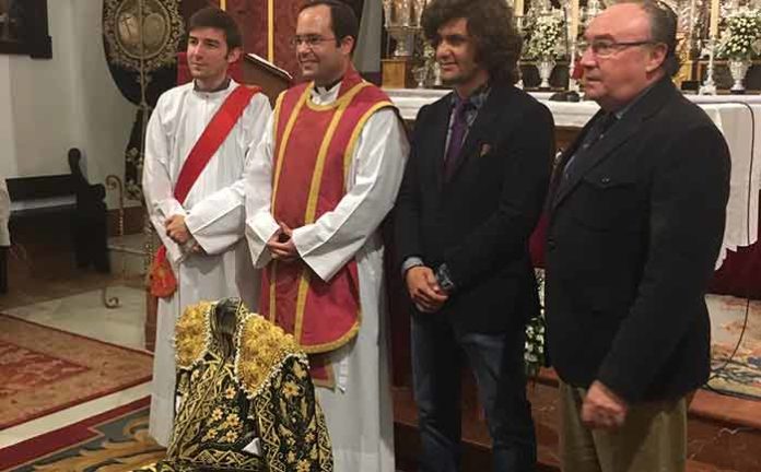 Morante de la Puebla, en la entrega del vestido a la Hermandad del Baratillo de Sevilla.