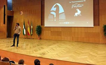 El rejoneador Diego Ventura durante su encuentro con escolares.