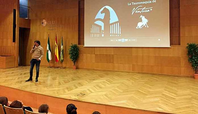 El rejoneador Diego Ventura durante su encuentro con escolares.