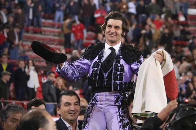 Morante, a hombros en la plaza Monumental de México.