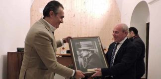 Roberto Rodríguez Gutiérrez recibe de manos del presidente del Círculo Cultural Taurino el primer premio del 'II Certamen literario taurino' de Osuna.