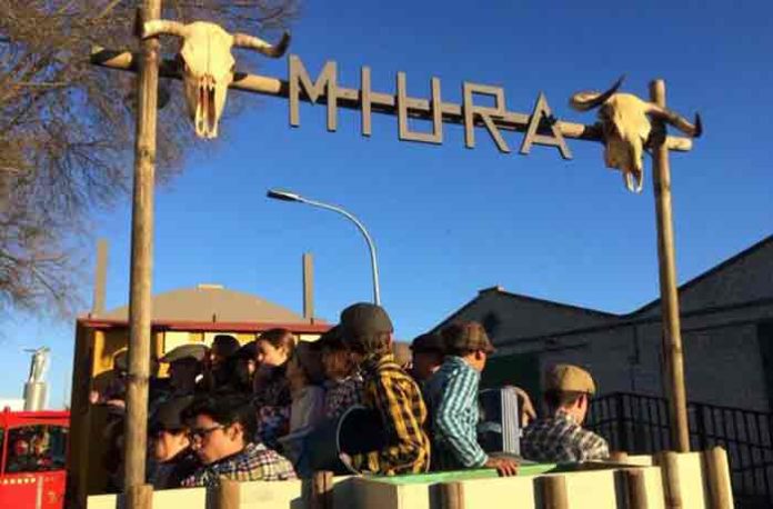 La carroza de Reyes de la Escuela taurina de Écija, representando la finca de Miura.