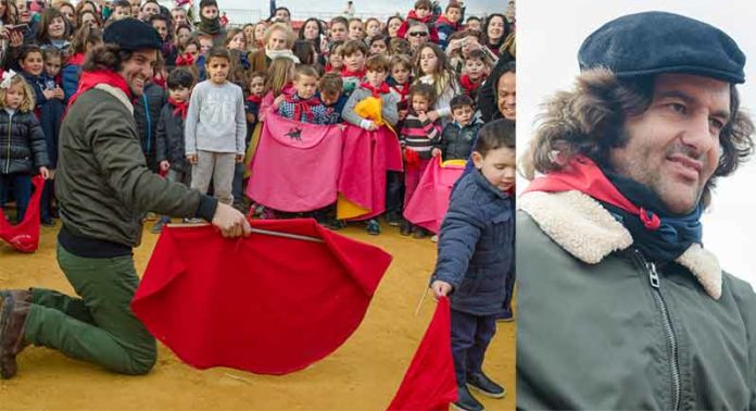 Morante, disfrutando hoy viernes en su pueblo de La Puebla del Río como un niño más.