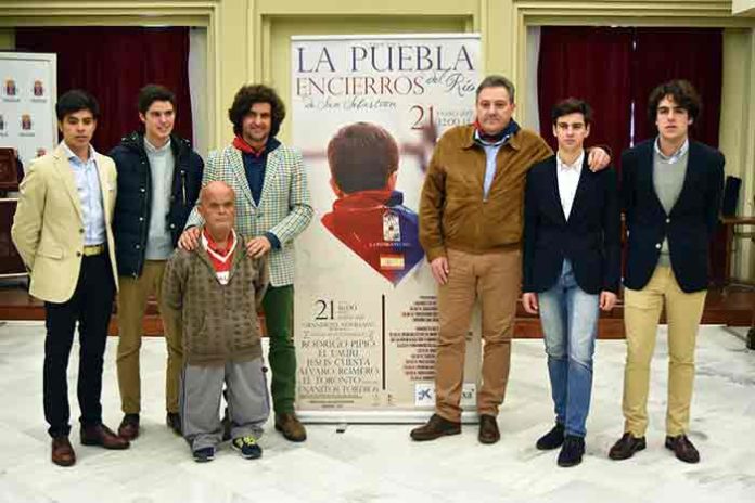 Presentación del cartel en La Puebla del Río hoy viernes.