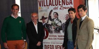 El sevillano Salvador Cortés, a la izquierda, ha acudido a la presentación del festival en Villaluenga.