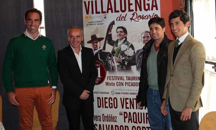 El sevillano Salvador Cortés, a la izquierda, ha acudido a la presentación del festival en Villaluenga.