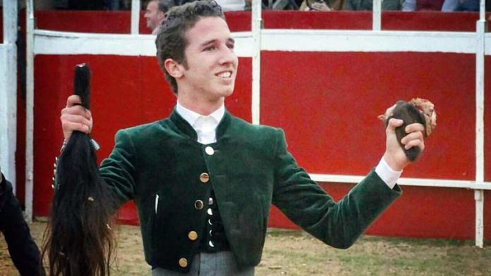 El novillero sevillano Calerito, paseando los trofeos hoy sábado en Manzanilla.