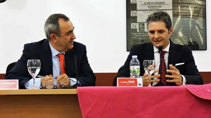 El diestro cordobés Chiquilín, junto al periodista taurino Juan Antonio Jiménez.