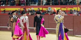 El Cid, paseando la oreja cortada hoy sábado en Valdemorillo.