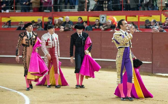 El Cid, paseando la oreja cortada hoy sábado en Valdemorillo.