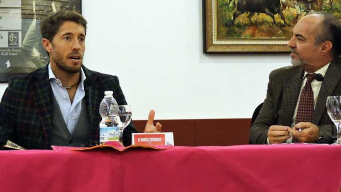 Manuel Escribano, junto al periodista Juan Belmonte en la charla de Osuna.