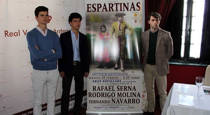 Los tres novilleros sevillanos, durante la presentación del cartel.