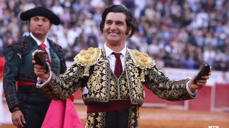 Morante, con las dos orejas del cuarto toro en México.