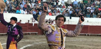 Antonio Nazaré, con las dos orejas de su segundo astado.