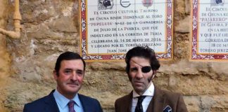 El ganadero Julio de la Puerta y Juan Jose Padilla, junto al azulejo al toro homenajeado.