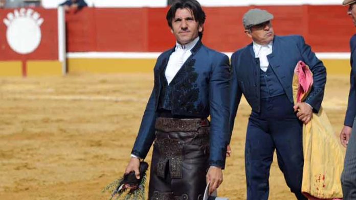 Diego Ventura, con la oreja cortada hoy domingo en Aracena. (FOTO: Matito)