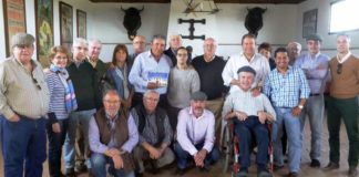 Miembros de la Unión Taurina de Abonados de Sevilla, en la visita a la ganadería de Cuadri.