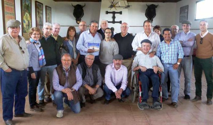 Miembros de la Unión Taurina de Abonados de Sevilla, en la visita a la ganadería de Cuadri.