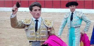 Alfonso Cadaval, con una de las dos orejas ganadas hoy sábado en Burgo de Osma (Soria).