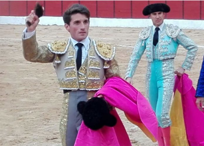 Alfonso Cadaval, con una de las dos orejas ganadas hoy sábado en Burgo de Osma (Soria).