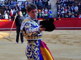 El público valenciano obliga a saludar a Escribano tras el paseíllo.
