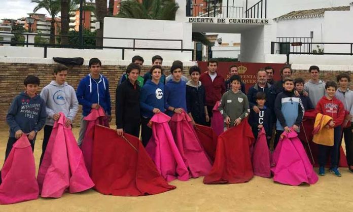 Los alumnos de la Escuela de Sevilla, en la nueva sede de la Venta de Antequera.