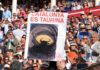 Cartel en apoyo a los toros en Cataluña el pasado Domingo de Resurrección en la Maestranza. (FOTO: Eduardo Porcuna)