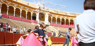 Escolares torean de salón hoy en la Maestranza.