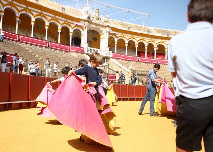 Escolares torean de salón hoy en la Maestranza.