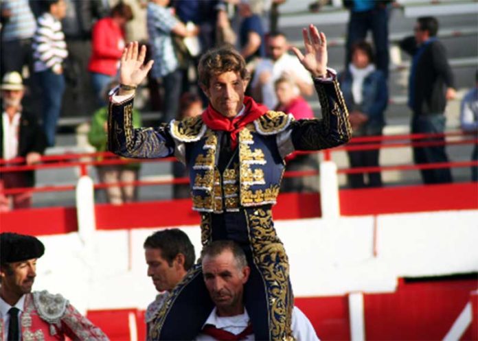 Manuel Escribano, a hombros hoy domingo en Aignan.