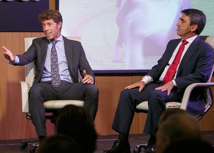 Manuel Escribano y Victorino Martín, durante el coloquio en Sevilla. (FOTO: Toromedia)