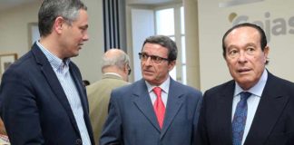 Los periodistas Alberto García Reyes y Antonio Lorca, junto a Curro Romero, en el acto de presentación del libro sobre Pepe Luis Vázquez.