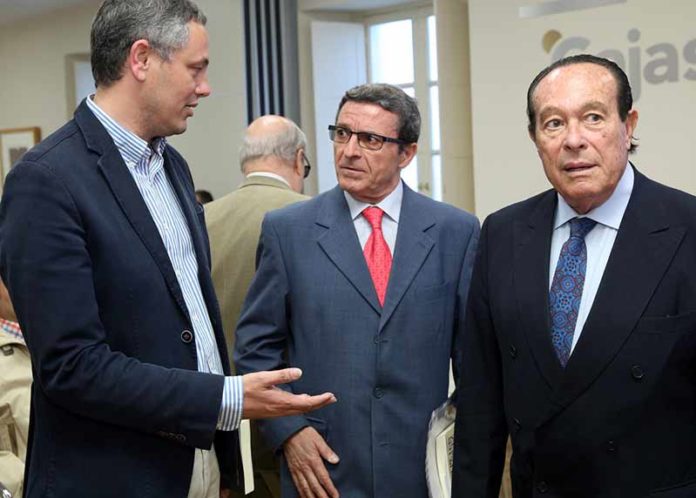 Los periodistas Alberto García Reyes y Antonio Lorca, junto a Curro Romero, en el acto de presentación del libro sobre Pepe Luis Vázquez.