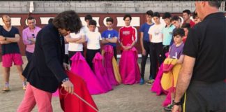 Morante de la Puebla junto a los alumnos de la Escuela de Madrid en el rued de Las Ventas.