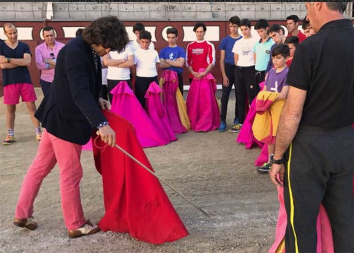 Morante de la Puebla junto a los alumnos de la Escuela de Madrid en el rued de Las Ventas.