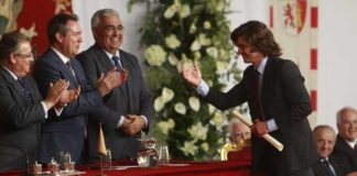 Morante recibiendo los trofeos de la Real Maestranza.