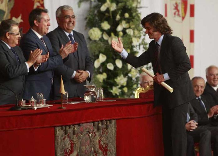 Morante recibiendo los trofeos de la Real Maestranza.