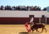 El grupo de aficionados sevillanos en la ganadería de Fuente Ymbro.